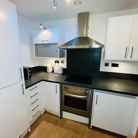 Apartment Exquisite Centre - Recently Refurbed - 2 Bed 2 Bath - Free Parking - Netflix Amazon *