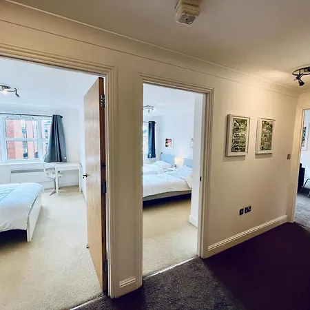 Exquisite Centre - Recently Refurbed - 2 Bed 2 Bath - Free Parking - Netflix Amazon