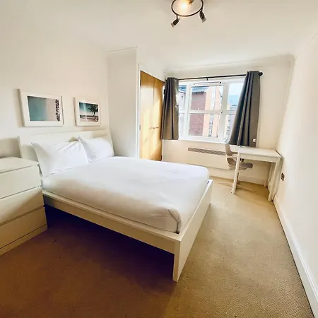 Exquisite Centre - Recently Refurbed - 2 Bed 2 Bath - Free Parking - Netflix Amazon Birmingham